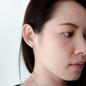 AURUM 金 18K Floral Earring Studs in White Icy Jade