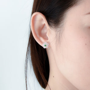 AURUM 金 18K Floral Earring Studs in White Icy Jade